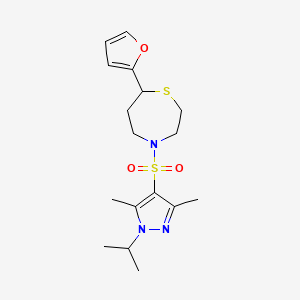 molecular formula C17H25N3O3S2 B2690433 7-(呋喃-2-基)-4-((1-异丙基-3,5-二甲基-1H-吡唑-4-基)磺酰基)-1,4-噻杂辛烷 CAS No. 1706291-41-9