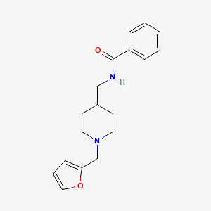 molecular formula C18H22N2O2 B2690579 N-((1-(呋喃-2-基甲基)哌嗪-4-基)甲基)苯甲酰胺 CAS No. 954079-40-4