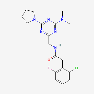 molecular formula C18H22ClFN6O B2690762 2-(2-氯-6-氟苯基)-N-((4-(二甲基氨基)-6-(吡咯啉-1-基)-1,3,5-嘧啶-2-基)甲基)乙酰胺 CAS No. 2034406-76-1