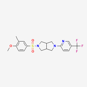 molecular formula C20H22F3N3O3S B2690893 5-(4-Methoxy-3-methylphenyl)sulfonyl-2-[5-(trifluoromethyl)pyridin-2-yl]-1,3,3a,4,6,6a-hexahydropyrrolo[3,4-c]pyrrole CAS No. 2415511-86-1