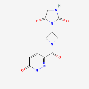 3-(1-(1-Methyl-6-oxo-1,6-dihydropyridazine-3-carbonyl)azetidin-3-yl)imidazolidine-2,4-dione