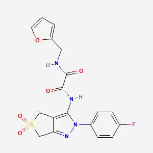 molecular formula C18H15FN4O5S B2691438 N1-(2-(4-fluorophenyl)-5,5-dioxido-4,6-dihydro-2H-thieno[3,4-c]pyrazol-3-yl)-N2-(furan-2-ylmethyl)oxalamide CAS No. 899989-60-7