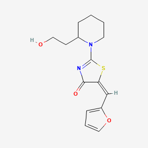 molecular formula C15H18N2O3S B2691589 5-[(E)-2-呋喃甲基亚甲基]-2-[2-(2-羟乙基)哌啶基]-1,3-噻唑-4(5H)-酮 CAS No. 866132-82-3