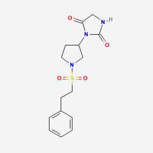 molecular formula C15H19N3O4S B2692642 3-(1-(Phenethylsulfonyl)pyrrolidin-3-yl)imidazolidine-2,4-dione CAS No. 2176201-94-6