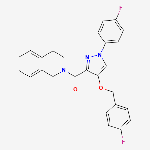 molecular formula C26H21F2N3O2 B2694539 (3,4-dihydroisoquinolin-2(1H)-yl)(4-((4-fluorobenzyl)oxy)-1-(4-fluorophenyl)-1H-pyrazol-3-yl)methanone CAS No. 1210371-05-3