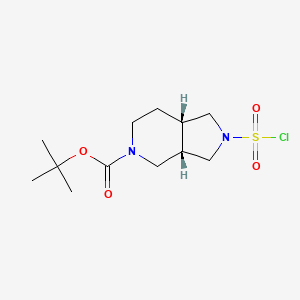 molecular formula C12H21ClN2O4S B2694579 叔丁基(3aS,7aS)-2-氯磺酰基-3,3a,4,6,7,7a-六氢-1H-吡咯[3,4-c]吡啶-5-甲酸酯 CAS No. 2361608-87-7