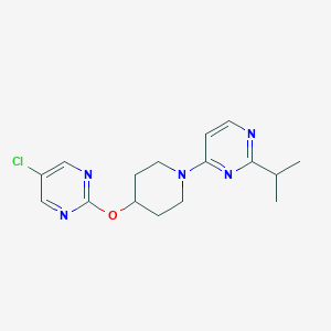molecular formula C16H20ClN5O B2694895 4-[4-(5-Chloropyrimidin-2-yl)oxypiperidin-1-yl]-2-propan-2-ylpyrimidine CAS No. 2415600-46-1