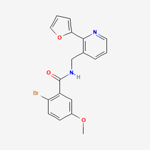 molecular formula C18H15BrN2O3 B2694929 2-溴-N-((2-(呋喃-2-基)嘧啶-3-基)甲基)-5-甲氧基苯酰胺 CAS No. 2034344-67-5