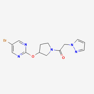 molecular formula C13H14BrN5O2 B2695182 1-{3-[(5-bromopyrimidin-2-yl)oxy]pyrrolidin-1-yl}-2-(1H-pyrazol-1-yl)ethan-1-one CAS No. 2097890-35-0