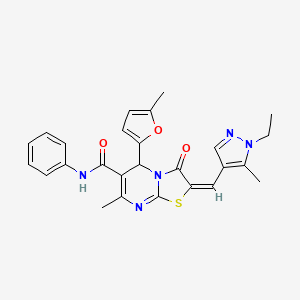 molecular formula C26H25N5O3S B2695383 (2E)-2-[(1-乙基-5-甲基吡唑-4-基)甲基亚甲基]-7-甲基-5-(5-甲基呋喃-2-基)-3-氧代-N-苯基-5H-[1,3]噻唑并[3,2-a]嘧啶-6-甲酸酰胺 CAS No. 494219-87-3