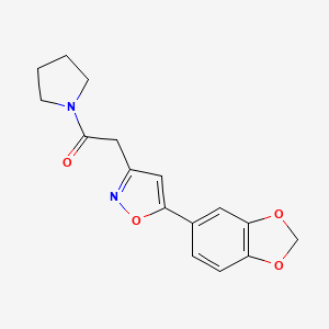 molecular formula C16H16N2O4 B2695517 2-(5-(Benzo[d][1,3]dioxol-5-yl)isoxazol-3-yl)-1-(pyrrolidin-1-yl)ethanone CAS No. 1210979-88-6