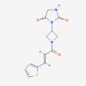 molecular formula C13H13N3O3S B2696215 (E)-3-(1-(3-(thiophen-2-yl)acryloyl)azetidin-3-yl)imidazolidine-2,4-dione CAS No. 2035000-63-4