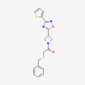molecular formula C18H17N3O2S2 B2696232 2-(Benzylthio)-1-(3-(3-(thiophen-2-yl)-1,2,4-oxadiazol-5-yl)azetidin-1-yl)ethanone CAS No. 1324507-08-5
