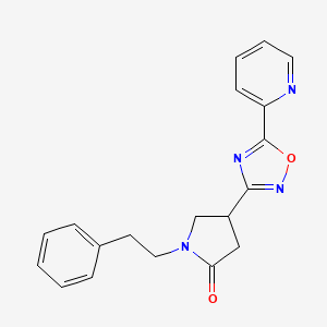 B2696345 1-Phenethyl-4-(5-(pyridin-2-yl)-1,2,4-oxadiazol-3-yl)pyrrolidin-2-one CAS No. 1170285-12-7