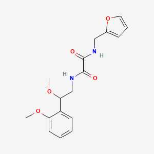 molecular formula C17H20N2O5 B2696594 N1-(呋喃-2-基甲基)-N2-(2-甲氧基-2-(2-甲氧基苯基)乙基)草酰胺 CAS No. 1706149-45-2