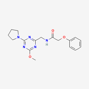 molecular formula C17H21N5O3 B2697079 N-((4-甲氧基-6-(吡咯啉-1-基)-1,3,5-三嗪-2-基)甲基)-2-苯氧基乙酰胺 CAS No. 2034277-18-2