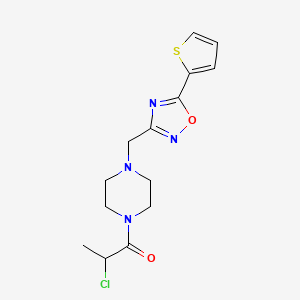 2-Chloro-1-[4-[(5-thiophen-2-yl-1,2,4-oxadiazol-3-yl)methyl]piperazin-1-yl]propan-1-one