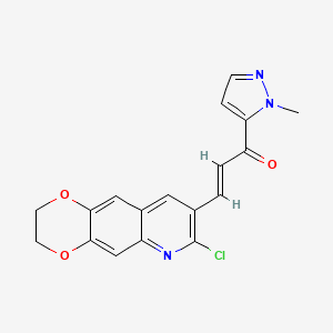 molecular formula C18H14ClN3O3 B2697970 (E)-3-(7-chloro-2,3-dihydro-[1,4]dioxino[2,3-g]quinolin-8-yl)-1-(2-methylpyrazol-3-yl)prop-2-en-1-one CAS No. 1259236-04-8