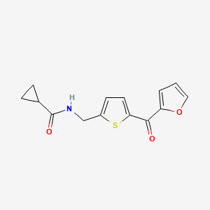 molecular formula C14H13NO3S B2698462 N-((5-(furan-2-carbonyl)thiophen-2-yl)methyl)cyclopropanecarboxamide CAS No. 1797077-82-7