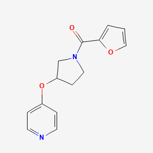 Furan-2-yl(3-(pyridin-4-yloxy)pyrrolidin-1-yl)methanone