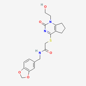 molecular formula C19H21N3O5S B2699533 N-(苯并[d][1,3]二噁杂环-5-基甲基)-2-((1-(2-羟乙基)-2-氧代-2,5,6,7-四氢-1H-环戊[d]嘧啶-4-基)硫)乙酰胺 CAS No. 941920-10-1