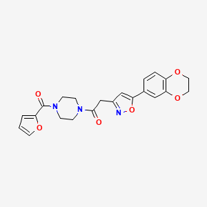 molecular formula C22H21N3O6 B2700119 2-(5-(2,3-Dihydrobenzo[b][1,4]dioxin-6-yl)isoxazol-3-yl)-1-(4-(furan-2-carbonyl)piperazin-1-yl)ethanone CAS No. 1171876-99-5