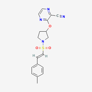 molecular formula C18H18N4O3S B2700863 (E)-3-((1-((4-甲基芳基乙烯基)磺酰)吡咯烷-3-基氧基)吡嘧啶-2-羧腈 CAS No. 2035001-14-8