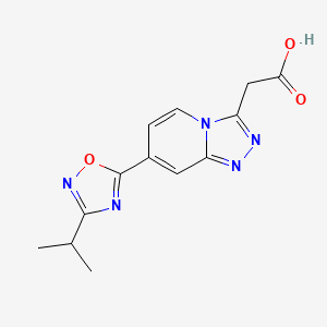 {7-[3-(Propan-2-yl)-1,2,4-oxadiazol-5-yl][1,2,4]triazolo[4,3-a]pyridin-3-yl}acetic acid