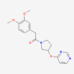 2-(3,4-Dimethoxyphenyl)-1-(3-(pyrimidin-4-yloxy)pyrrolidin-1-yl)ethanone