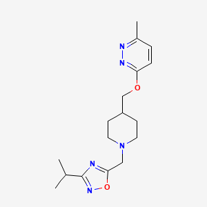 molecular formula C17H25N5O2 B2703972 5-[[4-[(6-Methylpyridazin-3-yl)oxymethyl]piperidin-1-yl]methyl]-3-propan-2-yl-1,2,4-oxadiazole CAS No. 2415582-46-4