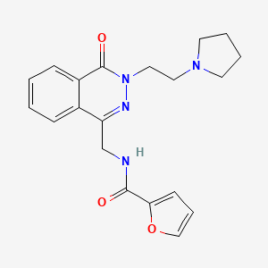 molecular formula C20H22N4O3 B2704571 N-((4-oxo-3-(2-(pyrrolidin-1-yl)ethyl)-3,4-dihydrophthalazin-1-yl)methyl)furan-2-carboxamide CAS No. 1448126-18-8