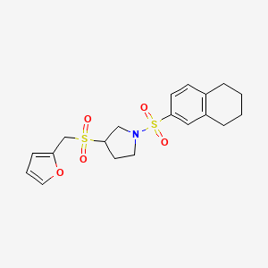 molecular formula C19H23NO5S2 B2705199 3-((Furan-2-ylmethyl)sulfonyl)-1-((5,6,7,8-tetrahydronaphthalen-2-yl)sulfonyl)pyrrolidine CAS No. 2097867-68-8