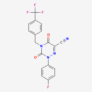 molecular formula C18H10F4N4O2 B2706020 2-(4-氟苯基)-3,5-二氧代-4-(4-(三氟甲基)苄基)-2,3,4,5-四氢-1,2,4-三嗪-6-碳腈 CAS No. 477845-35-5