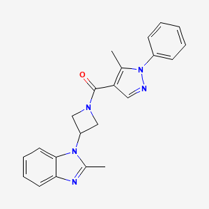 molecular formula C22H21N5O B2706121 [3-(2-Methylbenzimidazol-1-yl)azetidin-1-yl]-(5-methyl-1-phenylpyrazol-4-yl)methanone CAS No. 2380181-17-7