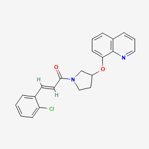 (E)-3-(2-chlorophenyl)-1-(3-(quinolin-8-yloxy)pyrrolidin-1-yl)prop-2-en-1-one