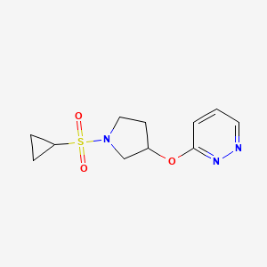 molecular formula C11H15N3O3S B2707343 3-((1-(环丙基磺酰)吡咯啉-3-基)氧基)吡啶嗪 CAS No. 2034434-87-0
