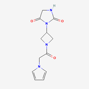 molecular formula C12H14N4O3 B2708375 3-(1-(2-(1H-pyrrol-1-yl)acetyl)azetidin-3-yl)imidazolidine-2,4-dione CAS No. 2034364-77-5