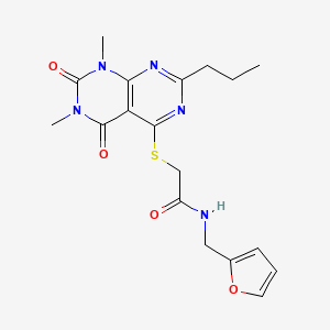 molecular formula C18H21N5O4S B2711888 2-(1,3-二甲基-2,4-二氧代-7-丙基吡嘧啶并[4,5-d]嘧啶-5-基)硫醚-N-(呋喃-2-基甲基)乙酰胺 CAS No. 863002-47-5