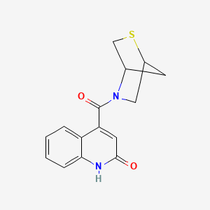 molecular formula C15H14N2O2S B2713166 2-硫代-5-氮杂双环[2.2.1]庚烷-5-基(2-羟基喹啉-4-基)甲酮 CAS No. 2034455-49-5