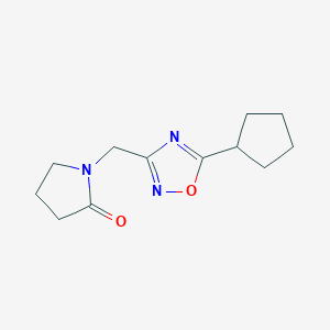 1-[(5-Cyclopentyl-1,2,4-oxadiazol-3-yl)methyl]pyrrolidin-2-one