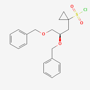 molecular formula C20H23ClO4S B2718703 (R)-1-(2,3-bis(benzyloxy)propyl)cyclopropane-1-sulfonyl chloride CAS No. 1258884-18-2