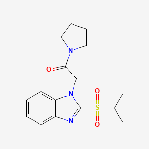 molecular formula C16H21N3O3S B2719247 2-(2-(异丙基磺酰)-1H-苯并咪唑-1-基)-1-(吡咯啉-1-基)乙酮 CAS No. 886903-14-6
