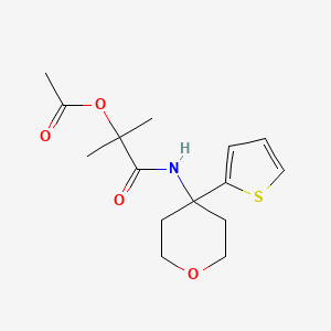 molecular formula C15H21NO4S B2721355 2-甲基-1-氧代-1-((4-(噻吩-2-基)四氢-2H-吡喃-4-基)氨基)丙酮-2-基乙酸酯 CAS No. 2034508-89-7