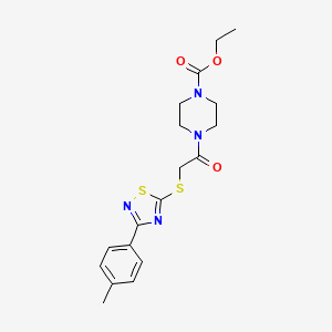 molecular formula C18H22N4O3S2 B2722331 乙酸-4-(2-((3-(对甲苯)-1,2,4-噻二唑-5-基)硫代)乙酰)哌嗪-1-甲酸乙酯 CAS No. 864916-99-4