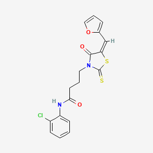 molecular formula C18H15ClN2O3S2 B2722971 N-(2-氯苯基)-4-[(5E)-5-(呋喃-2-基甲基亚甲基)-4-氧代-2,4,5,6-四氢-1H-吡咯[3,2,1-ij]喹啉-8-基]苯甲酰胺 CAS No. 682763-88-8