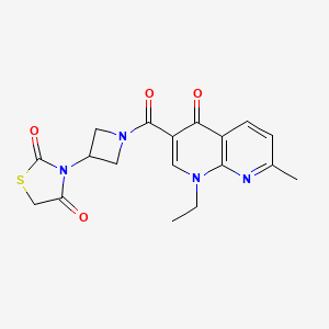 molecular formula C18H18N4O4S B2723278 3-(1-(1-乙基-7-甲基-4-氧代-1,4-二氢-1,8-萘啶-3-甲酰)氮杂环丁烷-3-基)噻唑烷-2,4-二酮 CAS No. 2034493-15-5