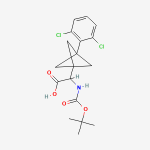 molecular formula C18H21Cl2NO4 B2723333 2-[3-(2,6-Dichlorophenyl)-1-bicyclo[1.1.1]pentanyl]-2-[(2-methylpropan-2-yl)oxycarbonylamino]acetic acid CAS No. 2287262-79-5