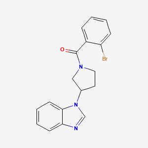 molecular formula C18H16BrN3O B2723391 (3-(1H-benzo[d]imidazol-1-yl)pyrrolidin-1-yl)(2-bromophenyl)methanone CAS No. 2034460-42-7