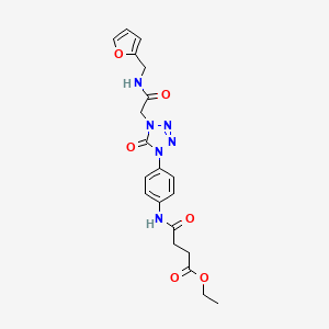 molecular formula C20H22N6O6 B2724264 乙基-4-((4-(4-(2-((呋喃-2-基甲基)氨基)-2-氧代乙基)-5-氧代-4,5-二氢-1H-四唑-1-基)苯基)氨基)-4-氧代丁酸酯 CAS No. 1396815-78-3