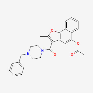 molecular formula C27H26N2O4 B2725834 3-(4-苄基哌嗪-1-甲酰)-2-甲基萘并[1,2-b]呋喃-5-基乙酸酯 CAS No. 690641-07-7